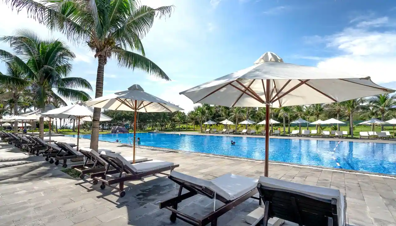 Vue d'un complexe hôtelier en bord de mer avec piscine, typique d'un séjour tout compris
