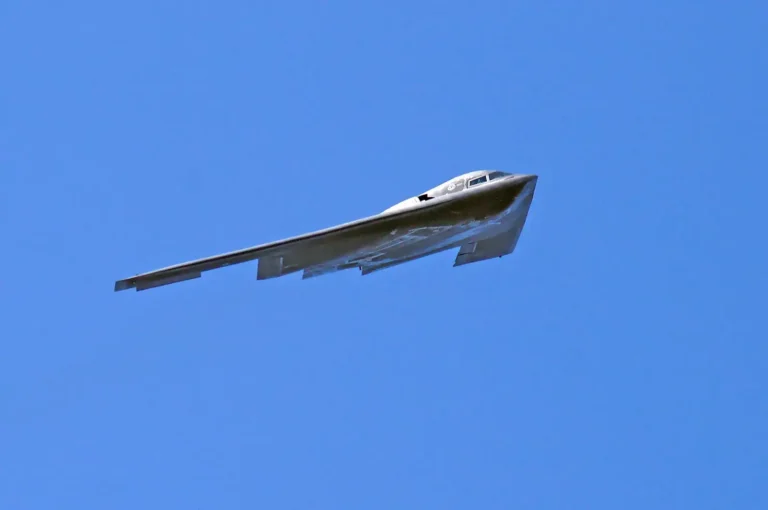 Avion B-2 : comprendre le bombardier furtif à aile volante