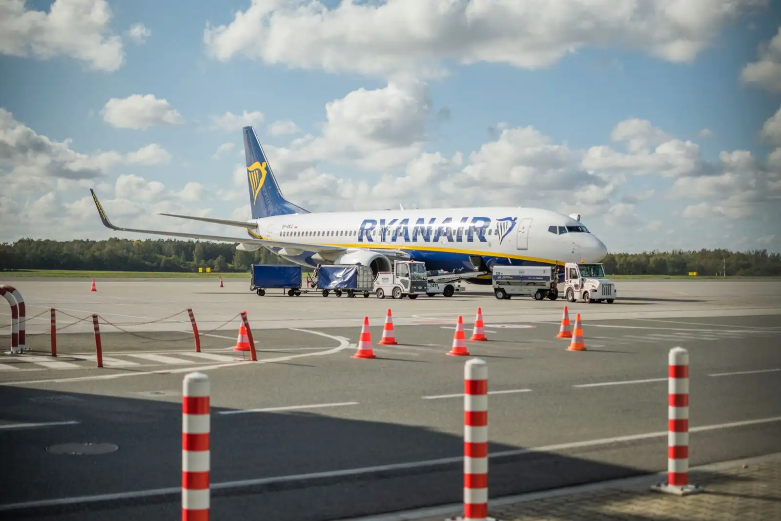 Avion Ryanair (Boeing 737) stationné sur le tarmac d'un aéroport avant l'embarquement