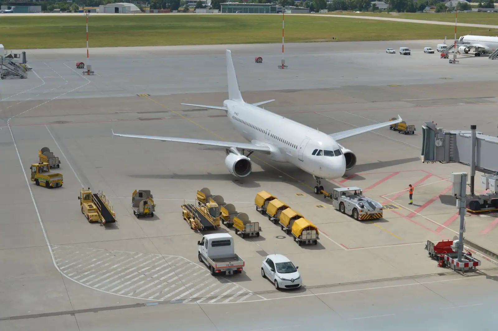 Avion de ligne stationné sur le tarmac d'un aéroport, près d'une passerelle