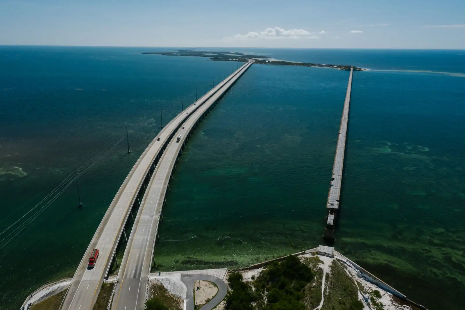 Vue aérienne du long pont routier des Keys franchissant une eau turquoise entre deux îles de Floride