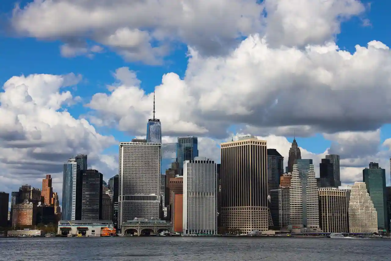 Gratte-ciel de Manhattan formant la ligne d'horizon de New York sous un ciel dégagé.