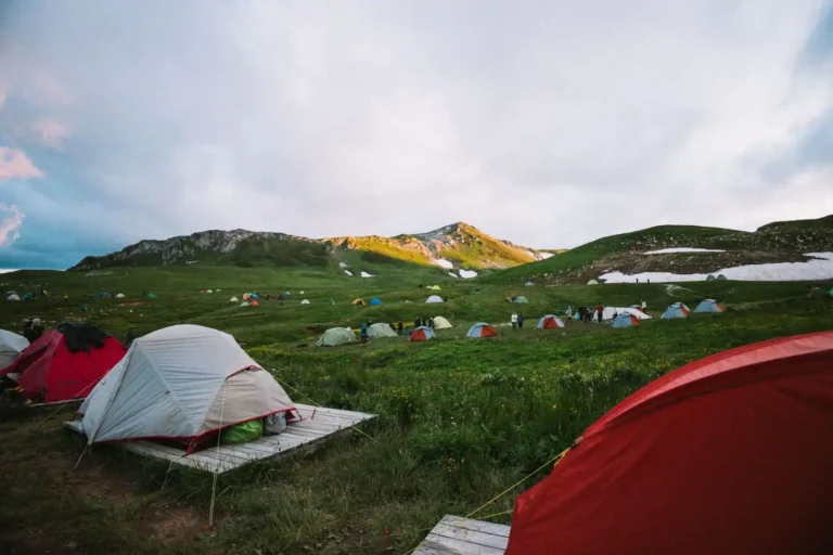 Camping nature dans les Hautes-Alpes : vallées et règles