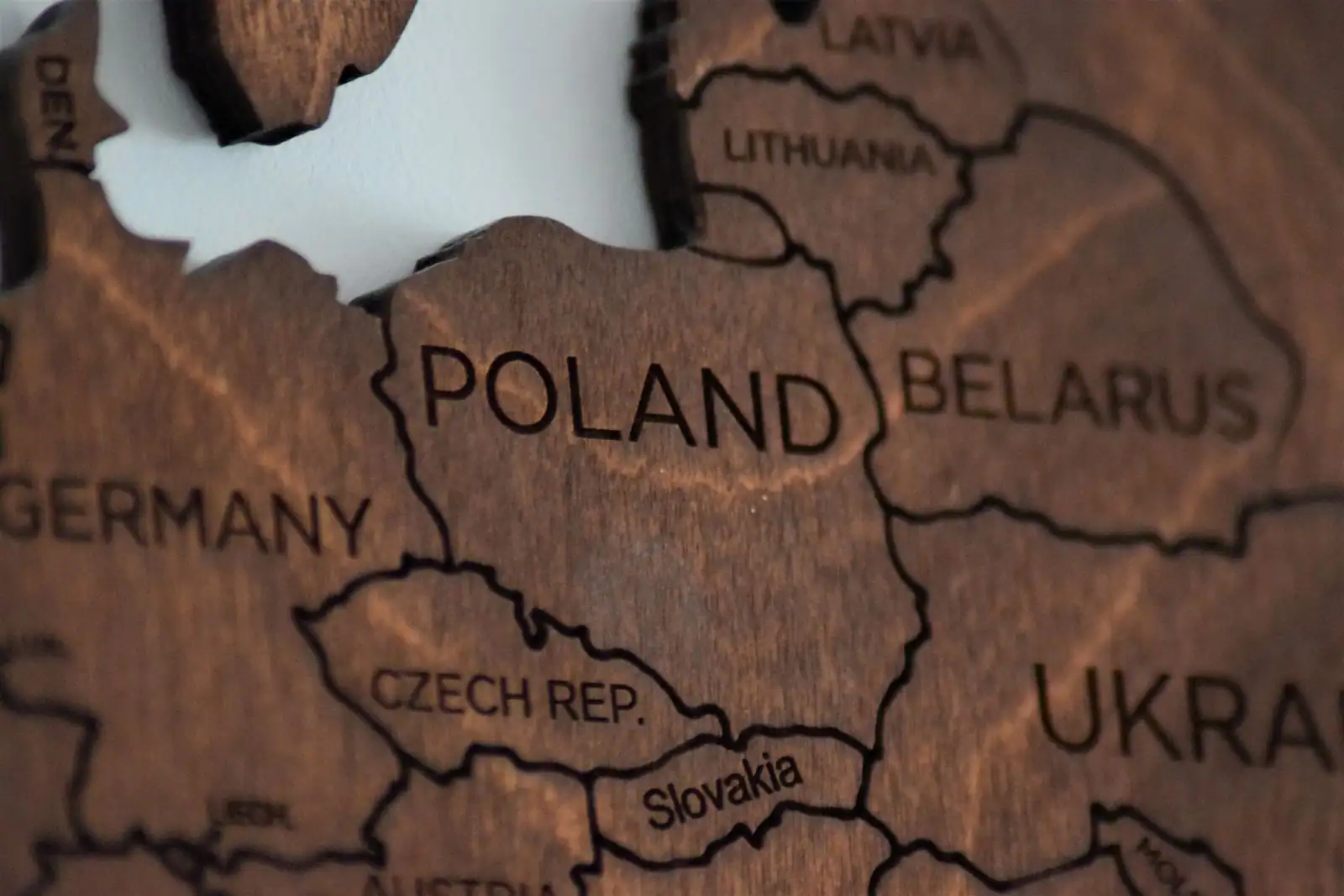 Carte de l'Europe en bois gravé, vue de près sur la Pologne et ses voisins d'Europe centrale.