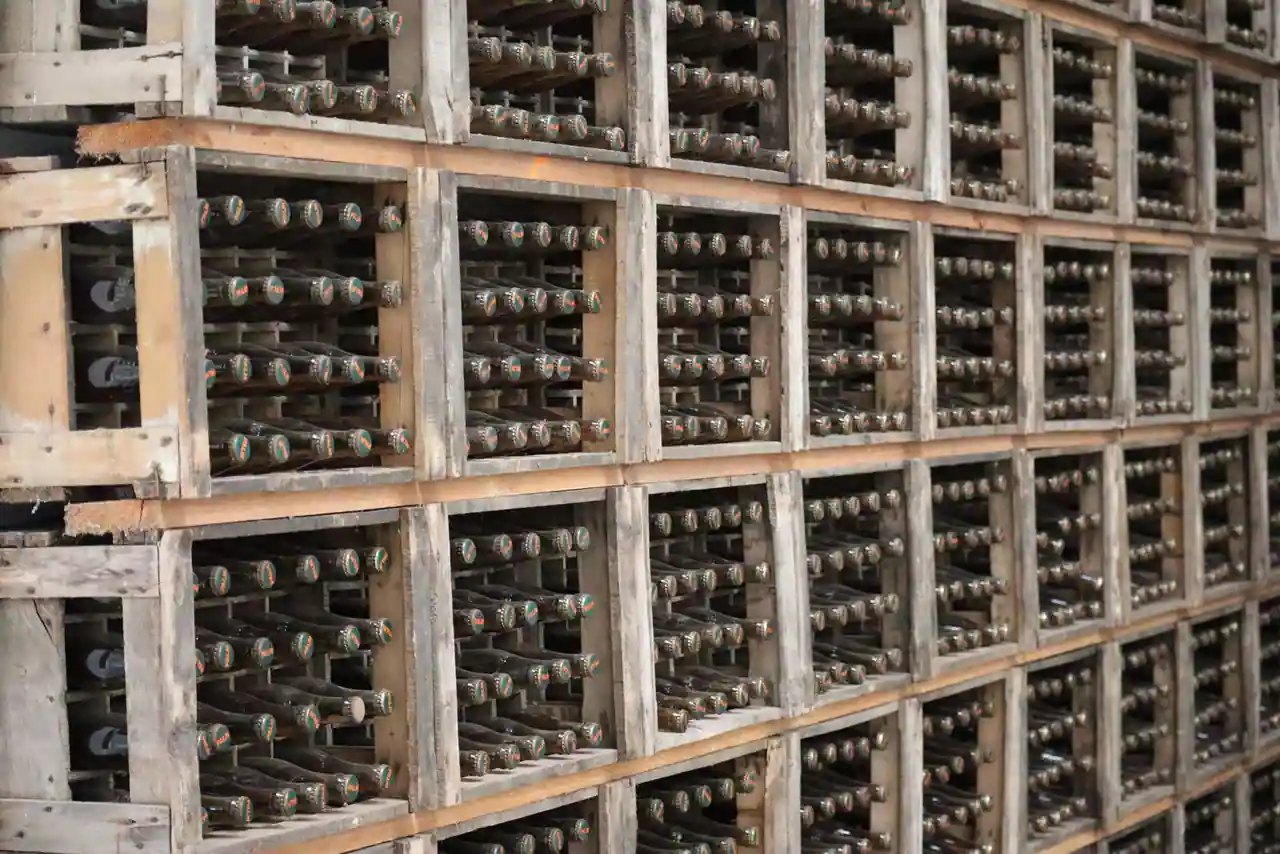 Rangées de caisses en bois remplies de bouteilles de boissons en verre