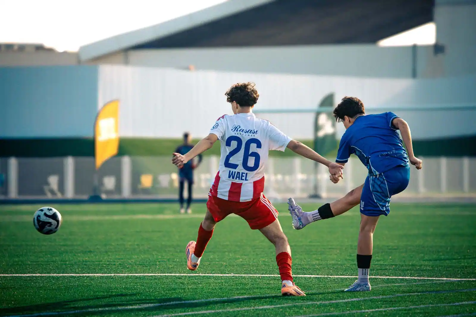 Jeunes footballeurs en plein effort lors d un match sur la pelouse verte d un stade