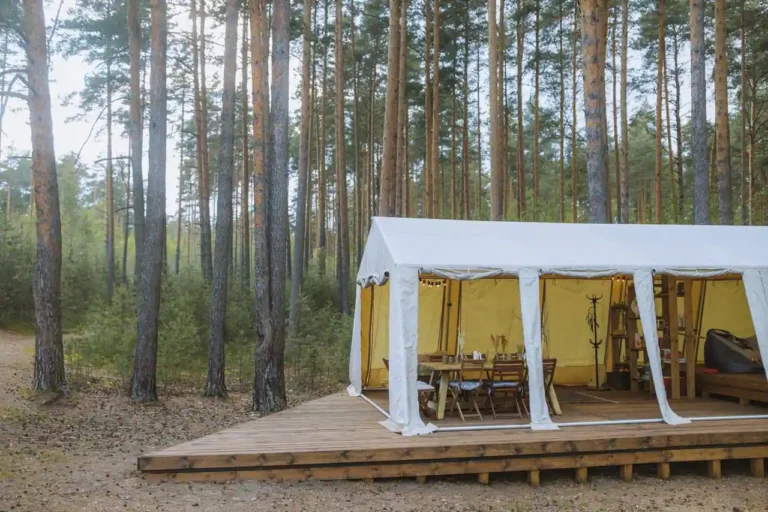 Glamping terre et mer en Bretagne : le guide d&rsquo;un séjour entre bois et littoral