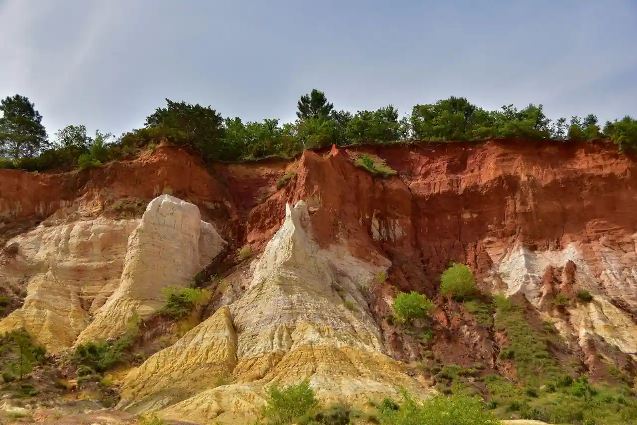 Falaises d'ocre rouge et reliefs calcaires d'un ancien site ocrier du Luberon, en Provence.