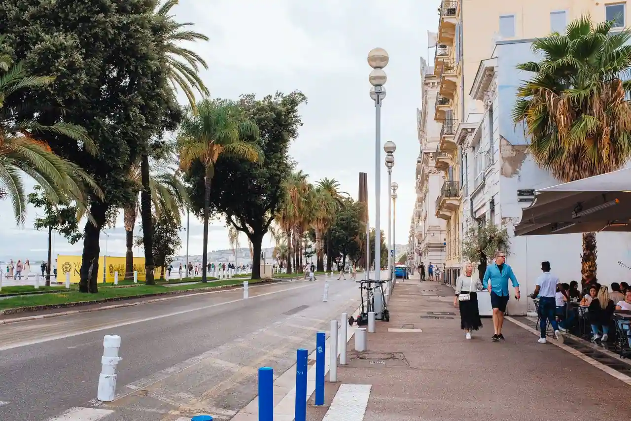 Promenade des Anglais à Nice, allée bordée de palmiers longeant le front de mer de la Côte d'Azur.
