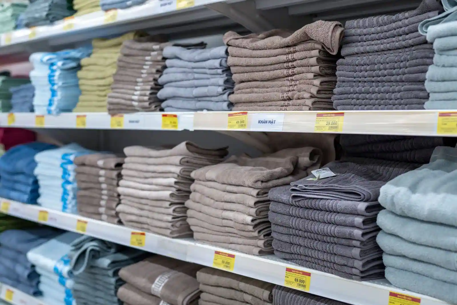 Rayons d'un magasin discount remplis d'articles de maison colorés à petits prix, sans client.