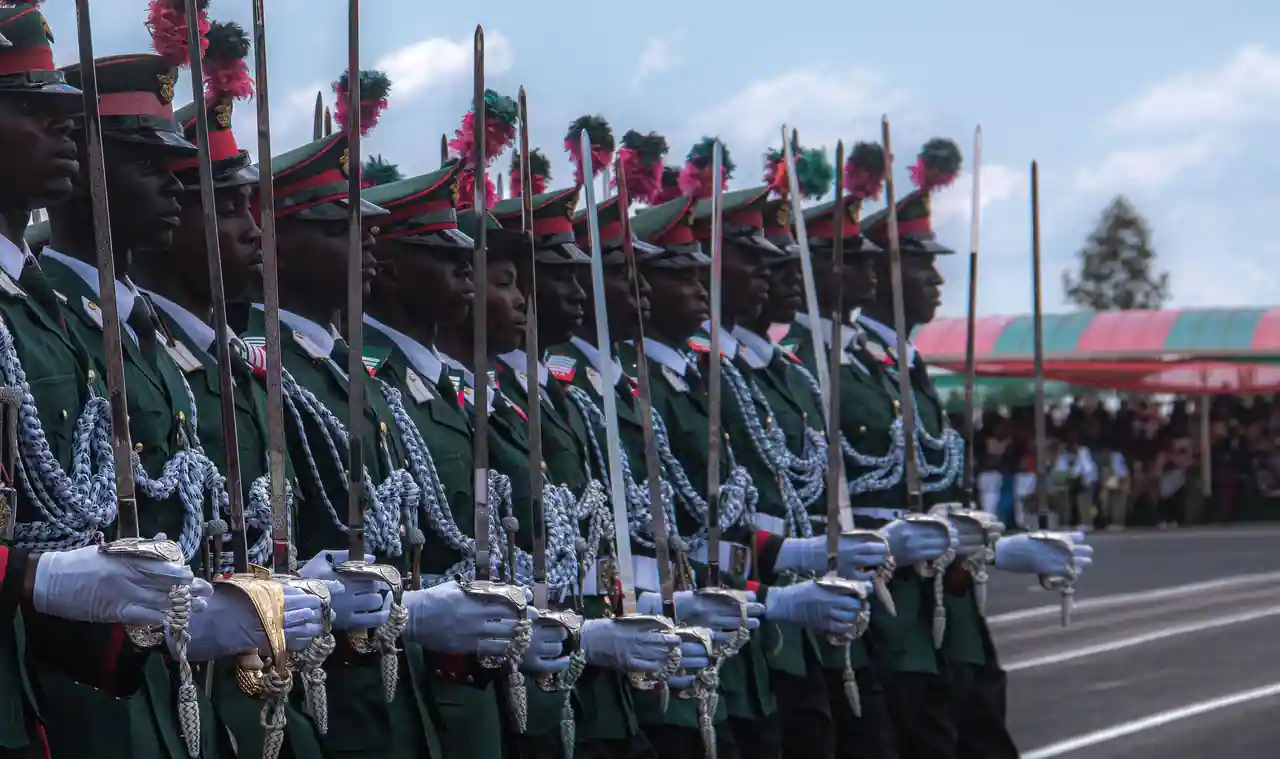 Officiers en uniforme d'apparat, sabre au poing, alignés lors d'une cérémonie militaire