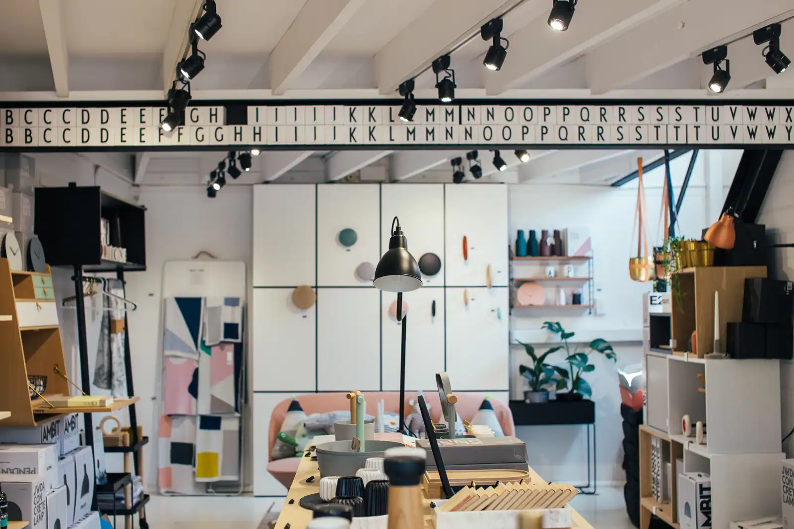 Rayons d'un magasin d'articles de décoration et d'équipement pour la maison, éclairés par des spots