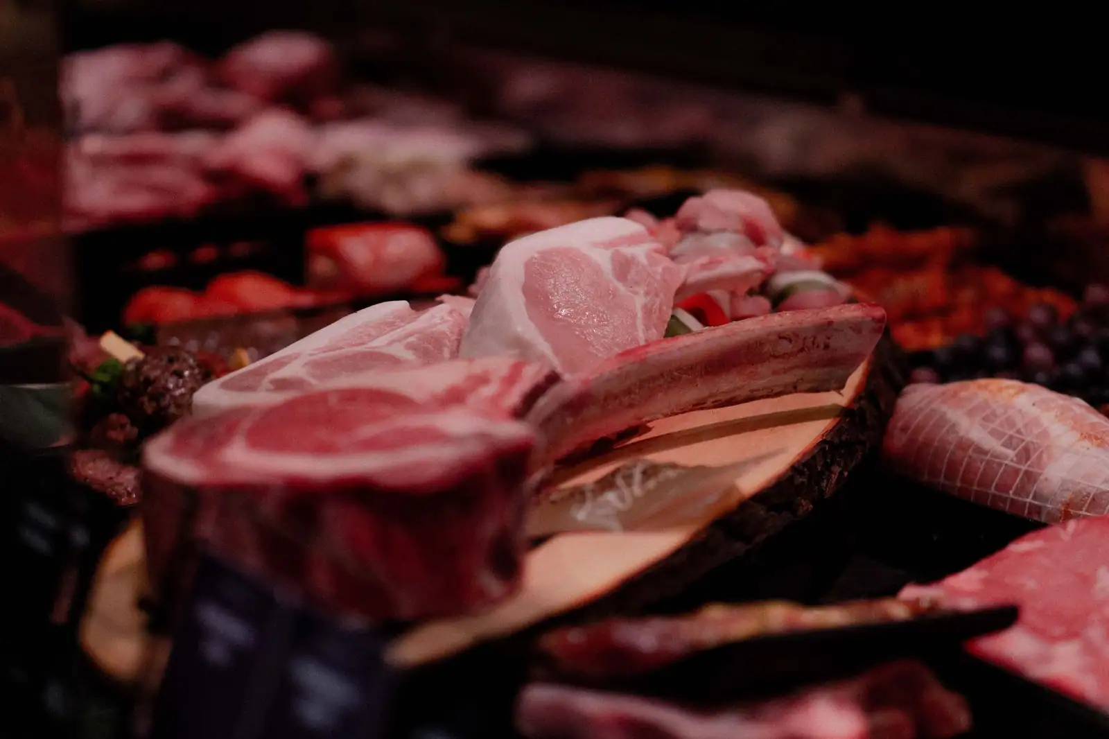 Assortiment de côtes et de pièces de viande fraîche présentées sur l étal d une boucherie.
