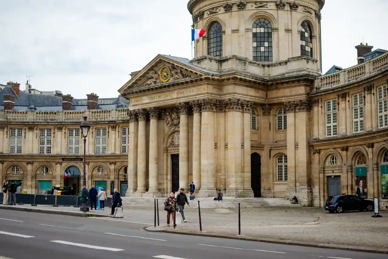 Façade de l'Institut de France à Paris surmontée du drapeau tricolore