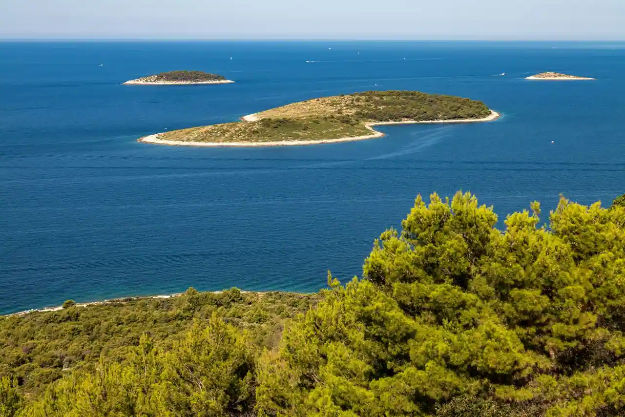 Vue sur la côte dalmate en Croatie depuis les hauteurs, mer Adriatique et petites îles rocheuses au large.