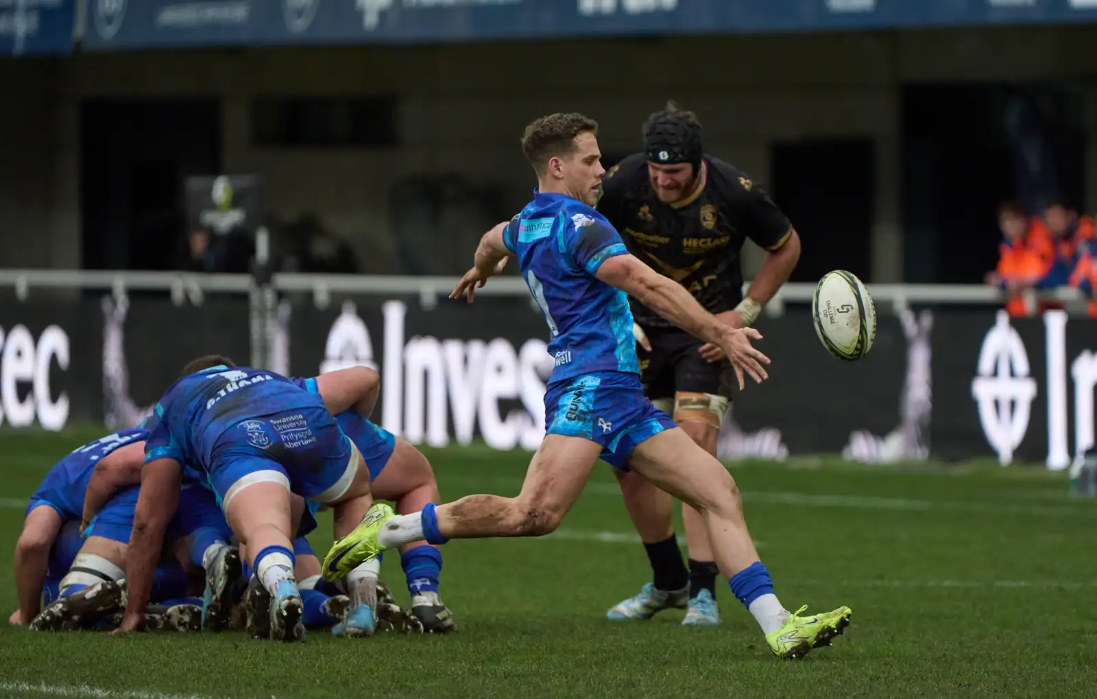 Sortie de mêlée : le demi de mêlée dégage le ballon lors d'un match de rugby professionnel européen.