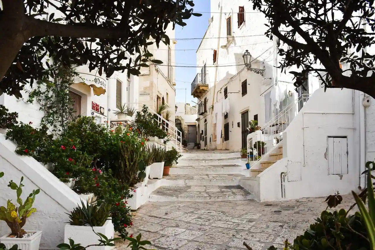 Ruelle bordée de maisons blanchies à la chaux dans un village des Pouilles, en Italie du Sud