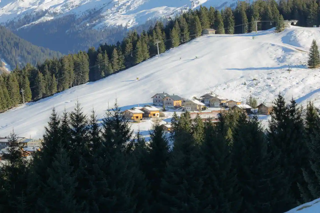 Chalets enneigés d une station de ski de montagne au pied des pistes en plein hiver