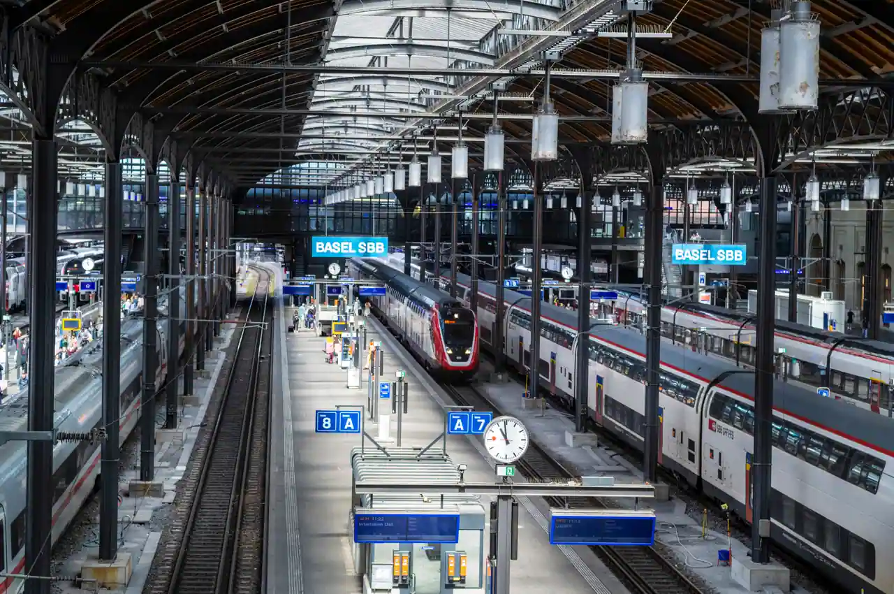 Trains de plusieurs compagnies à quai sous la halle vitrée de la gare de Bâle CFF, en Suisse