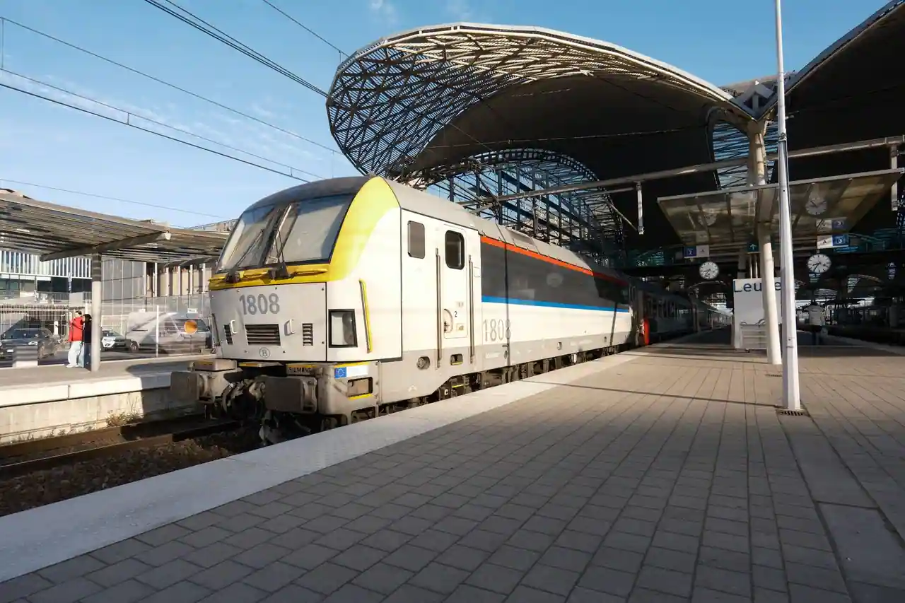 Train de grandes lignes tracté par sa locomotive, à quai dans une gare, comme un Intercités.