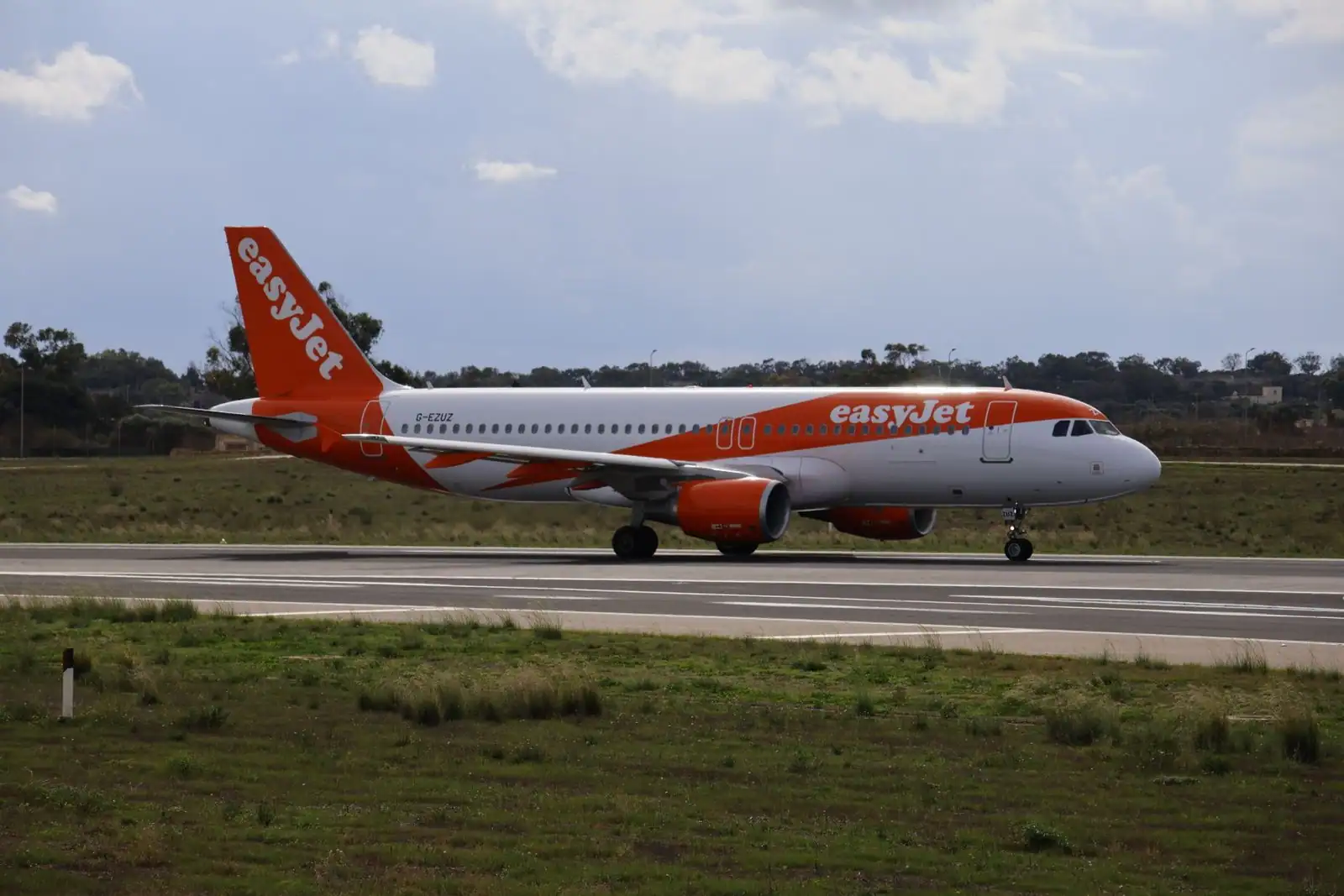 Avion easyJet (Airbus A320) roulant sur la piste d'un aéroport avant le décollage