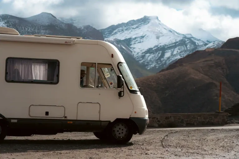 Voyager en Europe en camion aménagé : le guide pratique