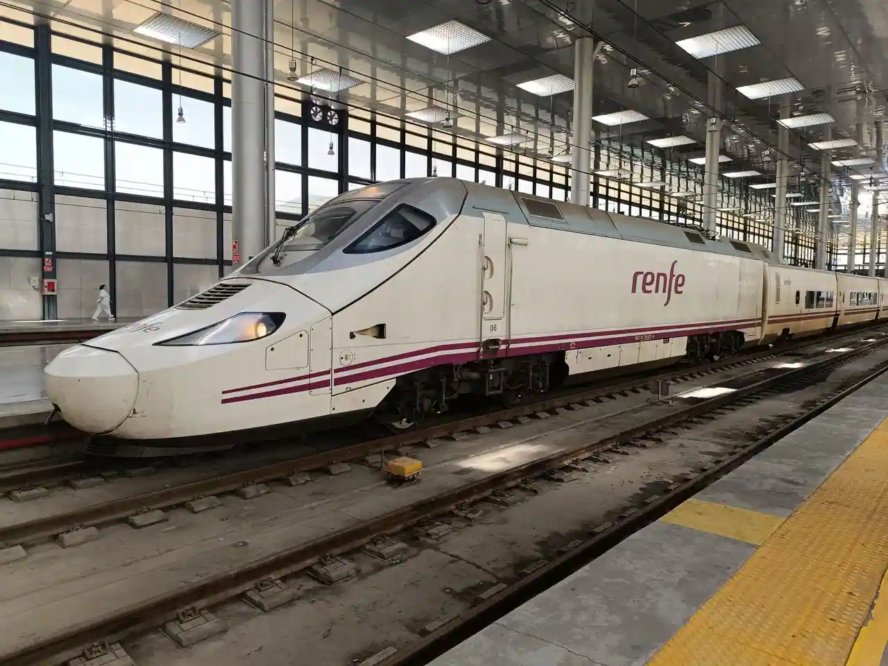Train à grande vitesse Renfe à quai dans une gare espagnole, au nez profilé caractéristique.